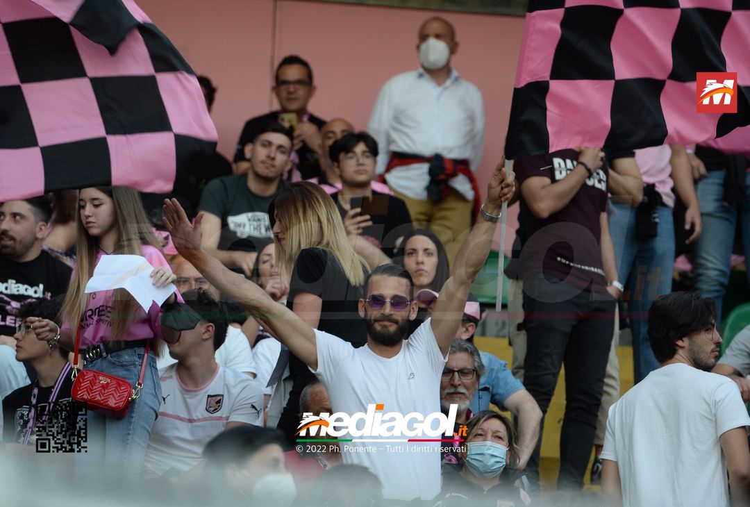 Fototifo, i tifosi allo stadio per Palermo-Feralpisaló 1-0 (gallery) - immagine 96
