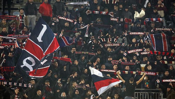 CAGLIARI, ITALY - DECEMBER 18: the supporters of Cagliari during the Serie A match between Cagliari Calcio and Udinese Calcio at Sardegna Arena on December 18, 2021 in Cagliari, Italy. (Photo by Enrico Locci/Getty Images) Cagliari, c’era una volta lo spogliatoio… - immagine 1