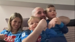 Napoli-Torino, la tenera esultanza di un tifoso azzurro con i suoi due figlioletti