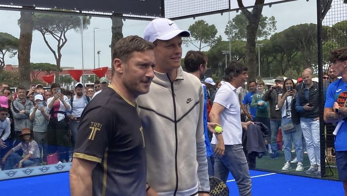 Totti al Foro Italico: show e battute con Sinner, poi la sfida a padel Totti al Foro Italico: show e battute con Sinner, poi la sfida a padel - immagine 1