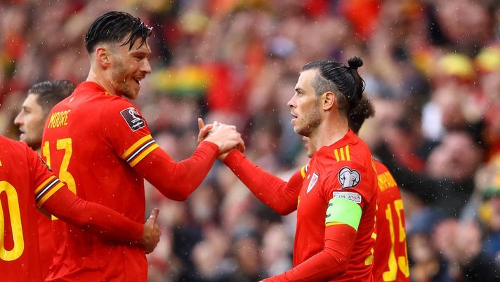 Bale e Moore festeggiano il gol all'Ucraina