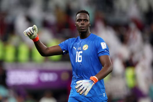 DOHA, QATAR - NOVEMBER 25: Edouard Mendy of Senegal celebrates his side's 3-1 victory in the FIFA World Cup Qatar 2022 Group A match between Qatar and Senegal at Al Thumama Stadium on November 25, 2022 in Doha, Qatar. (Photo by Dean Mouhtaropoulos/Getty Images) Mendy si riscatta, il Chelsea ci pensa: rinnovo ancora in alto mare - immagine 1