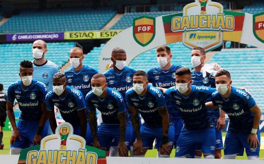Gremio in campo con la mascherina, per protestare contro la prosecuzione del campionato 