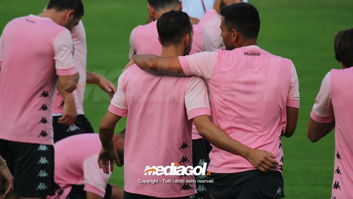 Palermo, canti e sorrisi a cena in ritiro: “Oi vita, Oi vita mia!”. La Campania conquista i rosa  Palermo, canti e sorrisi a cena in ritiro: “Oi vita, Oi vita mia!”. La Campania conquista i rosa