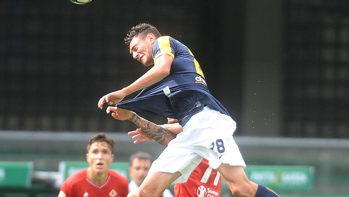 VERONA, ITALY - SEPTEMBER 10: Alex Ferrari # 28 of Hellas Verona FC heads the ball during the Serie A match between Hellas Verona FC and ACF Fiorentina at Stadio Marc'Antonio Bentegodi on September 10, 2017 in Verona, Italy.  (Photo by Mario Carlini / Iguana Press/Getty Images) 