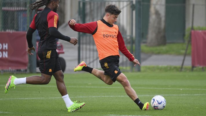 Roma, ok Dybala e Spinazzola. Per il derby ecco la maglia speciale col vecchio stemma - immagine 1