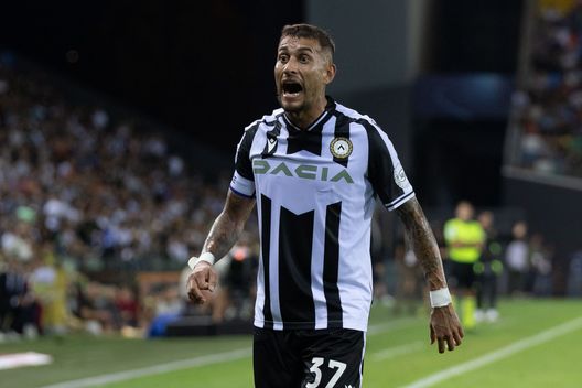 UDINE, ITALY - SEPTEMBER 04: Roberto Pereyra of Udinese Calcio reacts during the Serie A match between Udinese Calcio and AS Roma at Dacia Arena on September 04, 2022 in Udine, Italy. (Photo by Emmanuele Ciancaglini/Getty Images) Rinforzare il centrocampo e non solo: Pereyra, l’ultima idea del mercato Viola- immagine 2