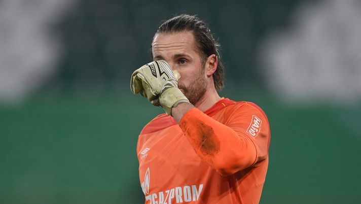 WOLFSBURG, GERMANY - FEBRUARY 03: Ralf Fahrmann of FC Schalke 04 reacts during the DFB Cup Round of Sixteen match between VfL Wolfsburg and FC Schalke 04 at Volkswagen Arena on February 03, 2021 in Wolfsburg, Germany. Sporting stadiums around Germany remain under strict restrictions due to the Coronavirus Pandemic as Government social distancing laws prohibit fans inside venues resulting in games being played behind closed doors. (Photo by Stuart Franklin/Getty Images) WOLFSBURG, GERMANY - FEBRUARY 03: Ralf Fahrmann of FC Schalke 04 reacts during the DFB Cup Round of Sixteen match between VfL Wolfsburg and FC Schalke 04 at Volkswagen Arena on February 03, 2021 in Wolfsburg, Germany. Sporting stadiums around Germany remain under strict restrictions due to the Coronavirus Pandemic as Government social distancing laws prohibit fans inside venues resulting in games being played behind closed doors. (Photo by Stuart Franklin/Getty Images)