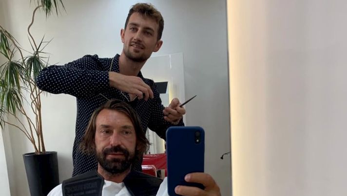 Pirlo pronto per il taglio netto? L’ex centrocampista dal parrucchiere chiede: “Tempo di…”  Pirlo pronto per il taglio netto? L’ex centrocampista dal parrucchiere chiede: “Tempo di…”