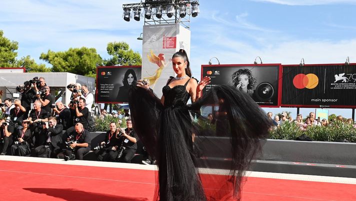 Da single sempre in mostra? Valentina Vignali risponde: “Sempre mostrato tette e c**o anche…” - immagine 1