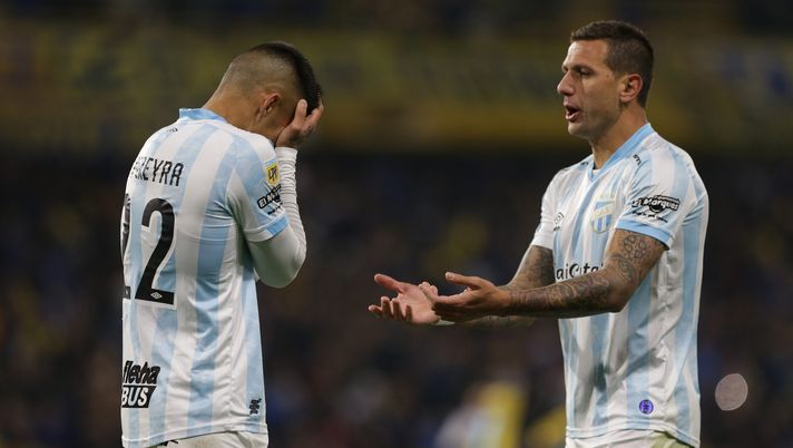 BUENOS AIRES, ARGENTINA - AUGUST 28: (R-L) Bruno Bianchi of Atletico Tucuman reacts with teammate Joaquin Pereyra after losing a Liga Profesional 2022 match between Boca Juniors and Atletico Tucuman at Estadio Alberto J. Armando on August 28, 2022 in Buenos Aires, Argentina. (Photo by Daniel Jayo/Getty Images) Dramma nel calcio sudamericano, muore a 22 anni Andres Balanta dopo un malore durante gli allenamenti - immagine 1