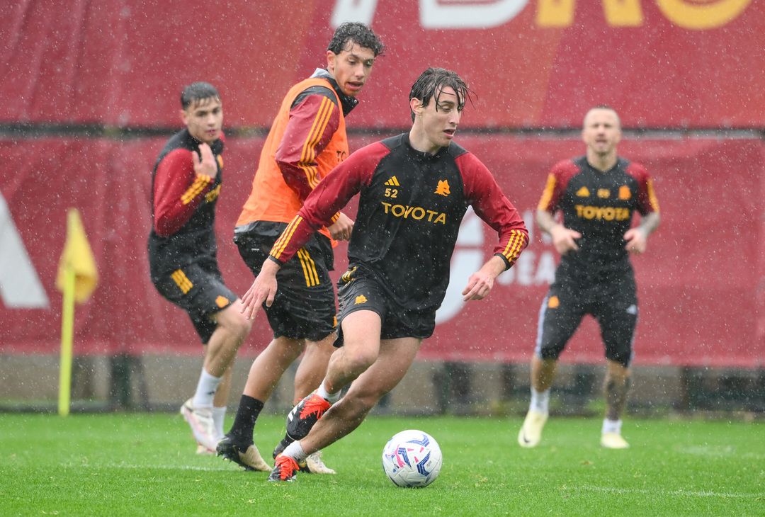 Roma, la ripresa degli allenamenti sotto la pioggia a Trigoria – FOTOGALLERY - immagine 61
