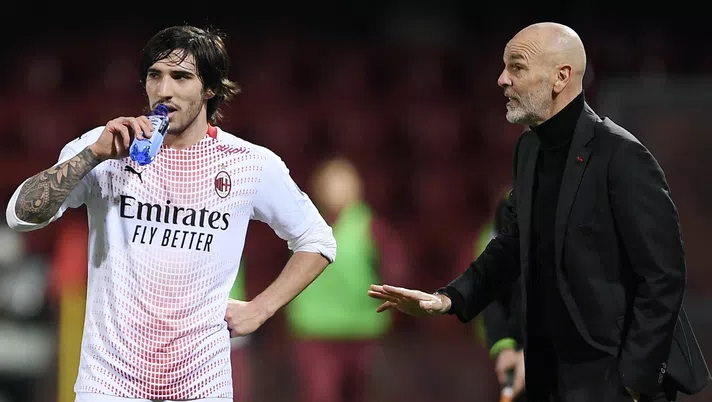 Sandro Tonali e il tecnico Stefano Pioli durante Benevento-Milan 0-2 (Serie A 2020-2021) | AC Milan News (Getty Images)