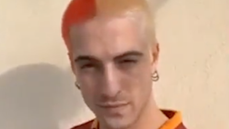 VIDEO / Damiano dei Maneskin si colora i capelli di giallorosso per la Roma
