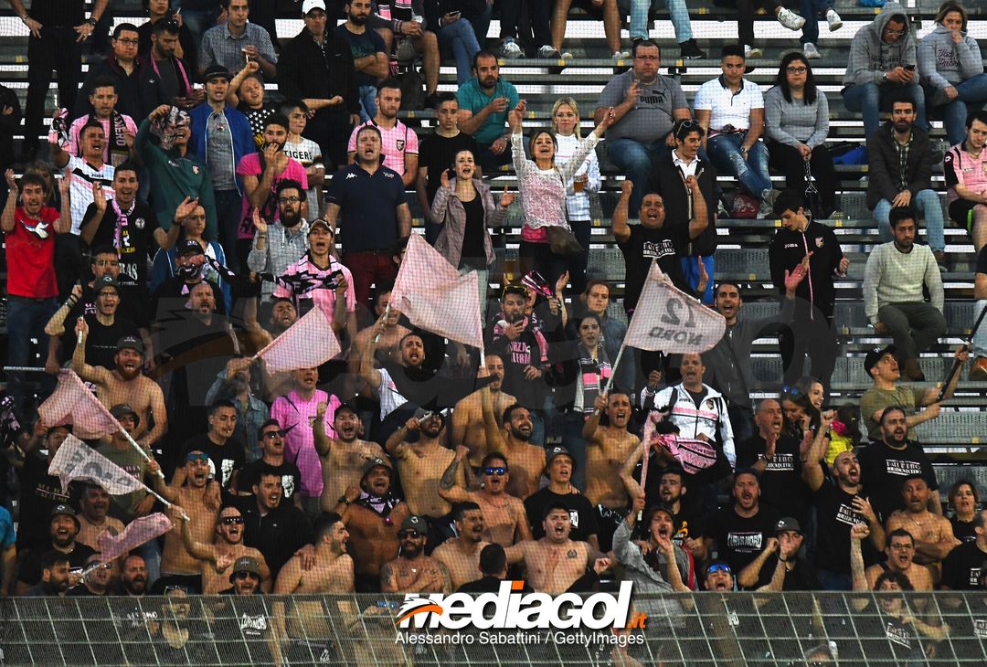  VENICE, ITALY - APRIL 27:  Fans of US Citta di Palermo during the serie B match between Venezia FC and US Citta di Palermo at Stadio Pier Luigi Penzo on April 27, 2018 in Venice, Italy.  (Photo by Alessandro Sabattini/Getty Images) 