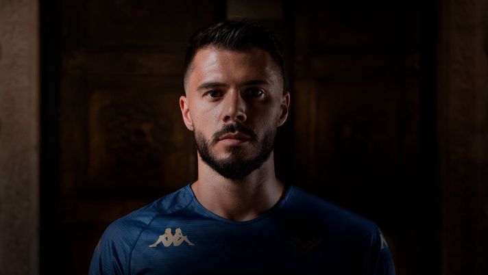 VIDEO – La Fiorentina svela la terza maglia: è blu e oro - immagine 1