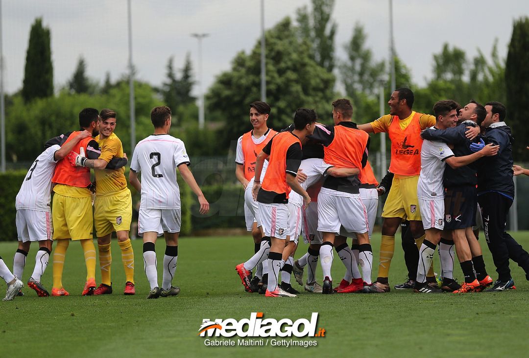  FLORENCE, ITALY - MAY 16: US Citta' di Palermo players celebrate a goal scored by Kevin Cannavo' during the SuperCoppa primavera 2 match between Novara U19 and US Citta di Palermo U19 at Centro Tecnico Federale di Coverciano on May 16, 2018 in Florence, Italy.  (Photo by Gabriele Maltinti/Getty Images) 