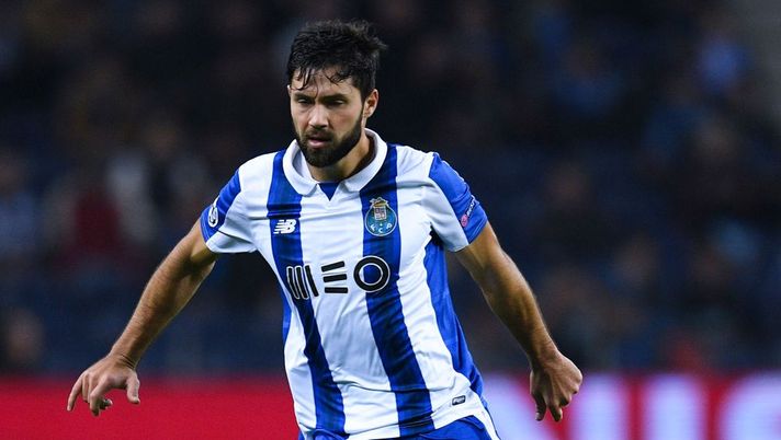 PORTO, PORTUGAL - DECEMBER 07:  Felipe of FC Porto runs with the ball during the UEFA Champions League match between FC Porto and Leicester City FC at Estadio do Dragao on December 7, 2016 in Porto, Porto.  (Photo by David Ramos/Getty Images) 
