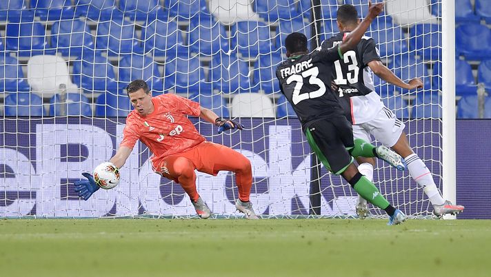 REGGIO NELL'EMILIA, ITALY - JULY 15: Juventus player Wojciech Szczesny during the Serie A match between US Sassuolo and Juventus at Mapei Stadium - Città del Tricolore on July 15, 2020 in Reggio nell'Emilia, Italy. (Photo by Daniele Badolato - Juventus FC/Juventus FC via Getty Images) REGGIO NELL'EMILIA, ITALY - JULY 15: Juventus player Wojciech Szczesny during the Serie A match between US Sassuolo and Juventus at Mapei Stadium - Città del Tricolore on July 15, 2020 in Reggio nell'Emilia, Italy. (Photo by Daniele Badolato - Juventus FC/Juventus FC via Getty Images)