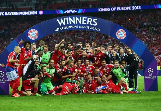 LONDON, ENGLAND - MAY 25:  Bayern Muenchen players celebrate victory with the trophy after the UEFA Champions League final match between Borussia Dortmund and FC Bayern Muenchen at Wembley Stadium on May 25, 2013 in London, United Kingdom.  (Photo by Alex Grimm/Getty Images) 