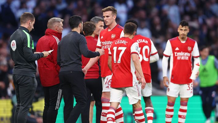 LONDON, ENGLAND - MAY 12: Rob Holding of Arsenal speaks with Mikel Arteta, Manager of Arsenal after being shown a red card for a foul on Heung-Min Son of Tottenham Hotspur (not pictured) during the Premier League match between Tottenham Hotspur and Arsenal at Tottenham Hotspur Stadium on May 12, 2022 in London, England. (Photo by Clive Rose/Getty Images) A una settimana dall’inizio della Premier, l’Arsenal fa paura: i Gunners travolgono per 6-0 il Siviglia - immagine 1