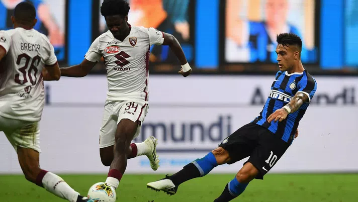 MILAN, ITALY - JULY 13:  Lautaro Martinez of FC Internazionale scores the goal during the Serie A match between FC Internazionale and  Torino FC at Stadio Giuseppe Meazza on July 13, 2020 in Milan, Italy.  (Photo by Claudio Villa - Inter/Inter via Getty Images)