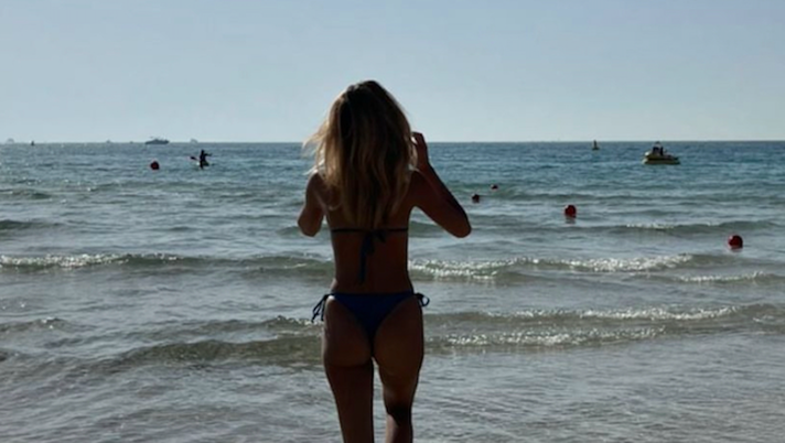 Viki, fisico strepitoso in costume. Il lato B di lady Pellé fa sognare i social - immagine 1