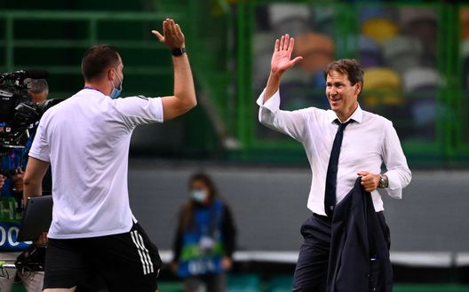 Rudi Garcia festeggia il superamento del turno Rudi Garcia festeggia il superamento del turno