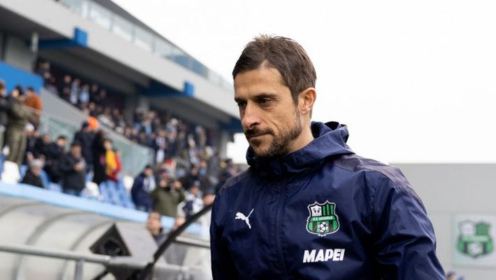 REGGIO NELL'EMILIA, ITALY - JANUARY 15: Alessio Dionisi, Manager of US Sassuolo looks on during the Serie A match between US Sassuolo and SS Lazio at Mapei Stadium - Citta' del Tricolore on January 15, 2023 in Reggio nell'Emilia, Italy. (Photo by Emmanuele Ciancaglini/Getty Images) Dionisi: “Berardi, ora gli esami: queste sono le sue sensazioni. Bajrami e Laurienté…” - immagine 1