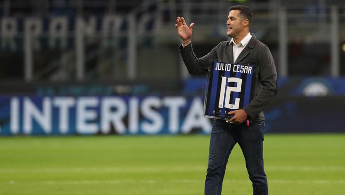 MILAN, ITALY - OCTOBER 21: Julio Cesar acknowledges the public's applause after he received a recognition for his time with Inter, prior to the Serie A match between FC Internazionale and AC Milan at Stadio Giuseppe Meazza on October 21, 2018 in Milan, Italy. (Photo by Marco Luzzani - Inter/FC Internazionale via Getty Images) MILAN, ITALY - OCTOBER 21: Julio Cesar acknowledges the public's applause after he received a recognition for his time with Inter, prior to the Serie A match between FC Internazionale and AC Milan at Stadio Giuseppe Meazza on October 21, 2018 in Milan, Italy. (Photo by Marco Luzzani - Inter/FC Internazionale via Getty Images)