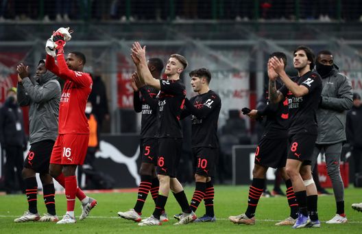 I rossoneri applaudono il pubblico di San Siro I rossoneri applaudono il pubblico di San Siro