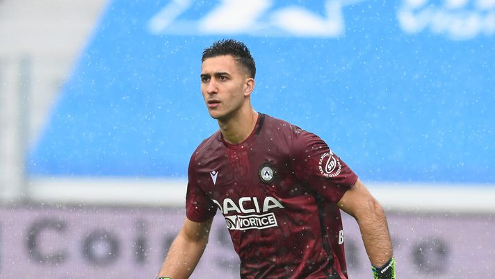 Juan Musso, il portiere dell'Udinese segue attentamente l'azione Juan Musso, il portiere dell'Udinese segue attentamente l'azione