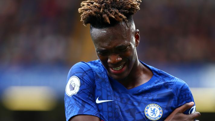 LONDON, ENGLAND - SEPTEMBER 22: Tammy Abraham of Chelsea grimaces after receiving treatment for a shoulder injury during the Premier League match between Chelsea FC and Liverpool FC at Stamford Bridge on September 22, 2019 in London, United Kingdom. (Photo by Dan Istitene/Getty Images) 