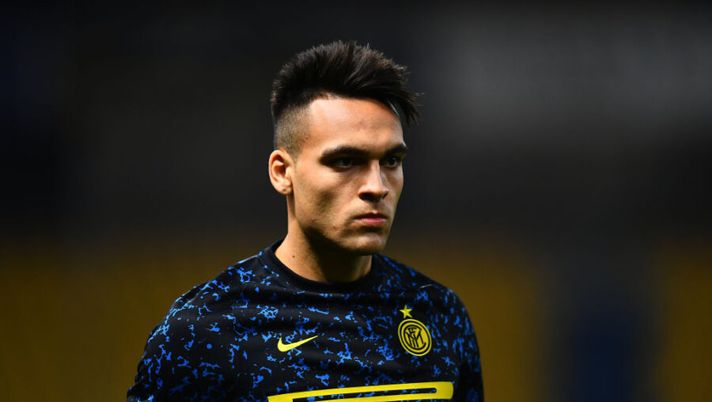 PARMA, ITALY - MARCH 04: Lautaro Martinez of FC Internazionale looks on during the warm up prior to the Serie A match between Parma Calcio and FC Internazionale at Stadio Ennio Tardini on March 04, 2021 in Parma, Italy. Sporting stadiums around Italy remain under strict restrictions due to the Coronavirus Pandemic as Government social distancing laws prohibit fans inside venues resulting in games being played behind closed doors. (Photo by Alessandro Sabattini/Getty Images) Lautaro, la Gazzetta: “Il rinnovo già fatto, la decisione sulla clausola da 111 milioni” - immagine 1