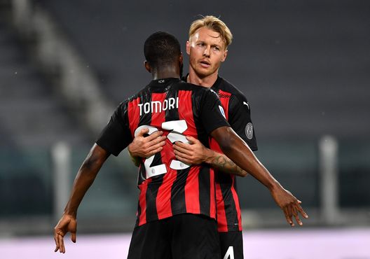 L'abbraccio tra Tomori e Kjaer L'abbraccio tra Tomori e Kjaer