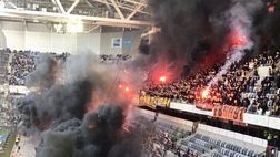 Caos al derby di Stoccolma: lancio di bengala e duri scontri Polizia-curva AIK