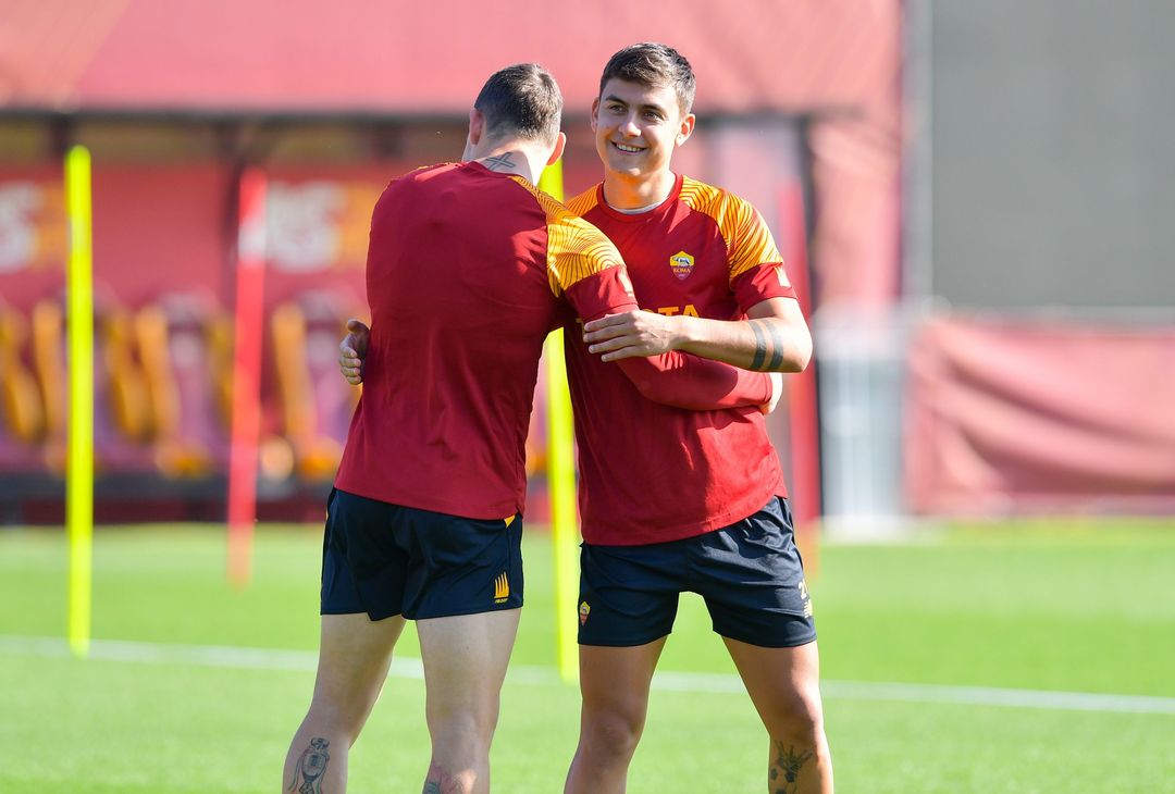 Trigoria, Dybala in gruppo prima della sfida con il Torino – FOTO GALLERY - immagine 28