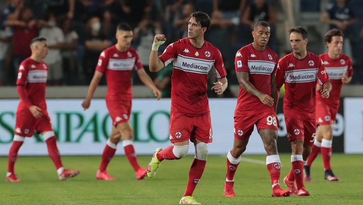 BERGAMO, ITALY - SEPTEMBER 11: Dusan Vlahovic of ACF Fiorentina celebrates after scoring the opening goal during the Serie A match between Atalanta BC and ACF Fiorentina at Gewiss Stadium on September 11, 2021 in Bergamo, Italy. (Photo by Emilio Andreoli/Getty Images) 