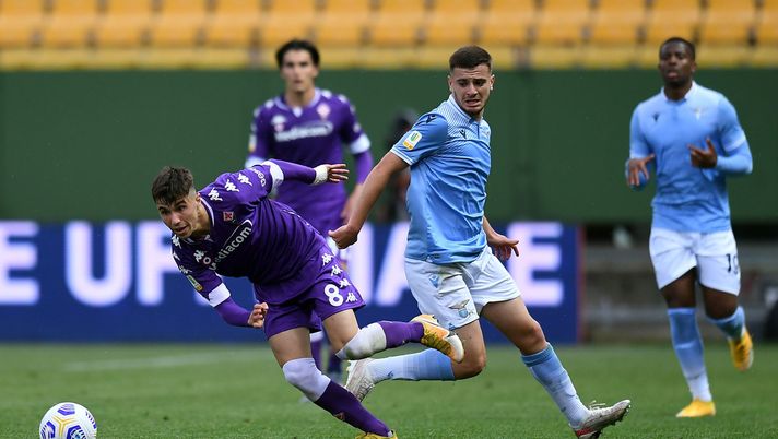PARMA, ITALY - APRIL 28: Alessandro Bianco of ACF Fiorentina competes for the ball with Marco Bertini of SS Lazio during the Primavera TIM Cup Final match between ACF Fiorentina and SS Lazio at Ennio Tardini Stadium on April 28, 2021 in Parma, Italy. (Photo by Alessandro Sabattini/Getty Images) 