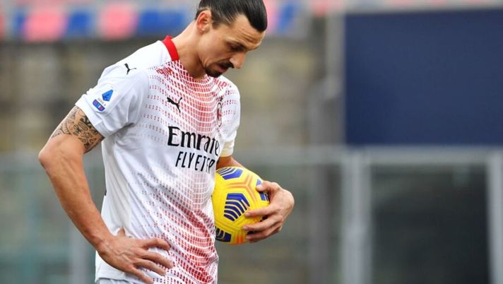 AC Milan's Swedish forward Zlatan Ibrahimovic prepare to shots a penalty kick during the Serie A football match beetween Bologna and AC Milan on January 30, 2021 at the Dall'Ara stadium in Bologna. (Photo by Alberto PIZZOLI / AFP) (Photo by ALBERTO PIZZOLI/AFP via Getty Images) Milan, Ibra sbaglia dal dischetto. Il secondo lo calcia Kessié: l’ivoriano non tradisce - immagine 1