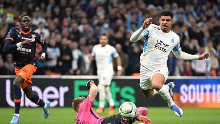 Marseille's Brazilian forward Luis Henrique (R) is tackled by Montpellier's Swiss goalkeeper Jonas Omlin during the French L1 football match between Olympique de Marseille (OM) and SC Montpellier at the Velodrome Stadium in Marseille, southern France, on April 10, 2022. (Photo by Christophe SIMON / AFP) (Photo by CHRISTOPHE SIMON/AFP via Getty Images) Di Marzio: “Torino, prosegue la trattativa per Solet. Cosa filtra sull’acquisto di Luis Henrique” - immagine 1