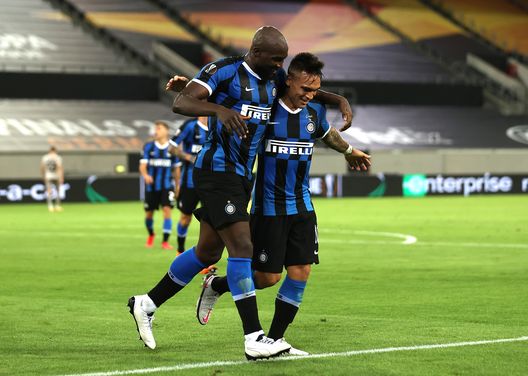 DUESSELDORF, GERMANY - AUGUST 17: Romelu Lukaku of Inter Milan celebrates with Lautaro Martinez after scoring his tam's fourth goal during the UEFA Europa League Semi Final between Internazionale and Shakhtar Donetsk at Merkur Spiel-Arena on August 17, 2020 in Duesseldorf, Germany. (Photo by Lars Baron/Getty Images) DUESSELDORF, GERMANY - AUGUST 17: Romelu Lukaku of Inter Milan celebrates with Lautaro Martinez after scoring his tam's fourth goal during the UEFA Europa League Semi Final between Internazionale and Shakhtar Donetsk at Merkur Spiel-Arena on August 17, 2020 in Duesseldorf, Germany. (Photo by Lars Baron/Getty Images)