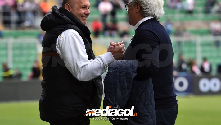 PALERMO, ITALY - APRIL 14: Head coach Bruno Tedino (L) of Palermo and President Giovanni Giammarva shake hands during the serie A match between US Citta di Palermo and US Cremonese at Stadio Renzo Barbera on April 14, 2018 in Palermo, Italy.  (Photo by Tullio M. Puglia/Getty Images) 