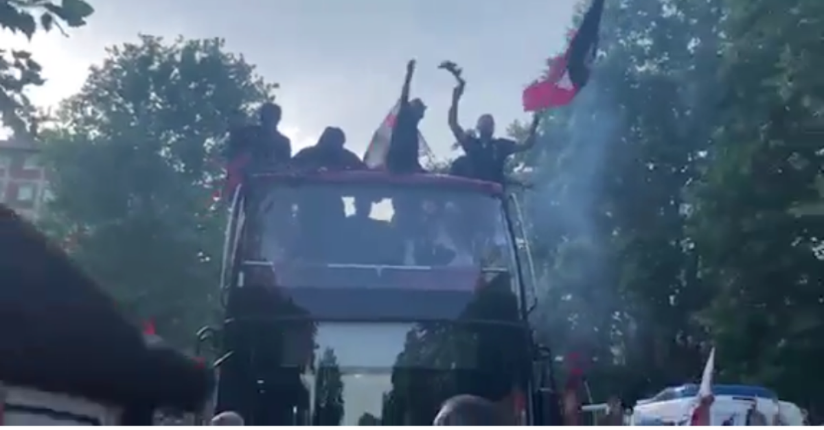 Milan, la sfilata del pullman: “I Campioni dell’Italia siamo noi…” | VIDEO PM Milan, la sfilata del pullman: “I Campioni dell’Italia siamo noi…” | VIDEO PM