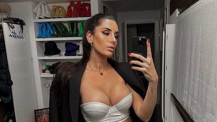 Instagram @valentinavignali Valentina Vignali è esplosiva: la scollatura mostrata nell’ultimo selfie è hot! - immagine 1