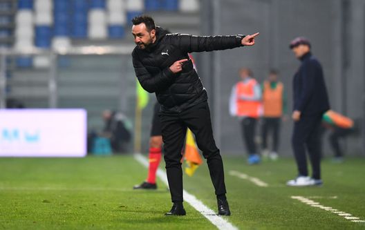 REGGIO NELL'EMILIA, ITALY - FEBRUARY 20: Roberto De Zerbi, Head Coach of U.S. Sassuolo Calcio gis his team instructions during the Serie A match between US Sassuolo and Bologna FC at Mapei Stadium - Città del Tricolore on February 20, 2021 in Reggio nell'Emilia, Italy. Sporting stadiums around Italy remain under strict restrictions due to the Coronavirus Pandemic as Government social distancing laws prohibit fans inside venues resulting in games being played behind closed doors. (Photo by Alessandro Sabattini/Getty Images) REGGIO NELL'EMILIA, ITALY - FEBRUARY 20: Roberto De Zerbi, Head Coach of U.S. Sassuolo Calcio gis his team instructions during the Serie A match between US Sassuolo and Bologna FC at Mapei Stadium - Città del Tricolore on February 20, 2021 in Reggio nell'Emilia, Italy. Sporting stadiums around Italy remain under strict restrictions due to the Coronavirus Pandemic as Government social distancing laws prohibit fans inside venues resulting in games being played behind closed doors. (Photo by Alessandro Sabattini/Getty Images)