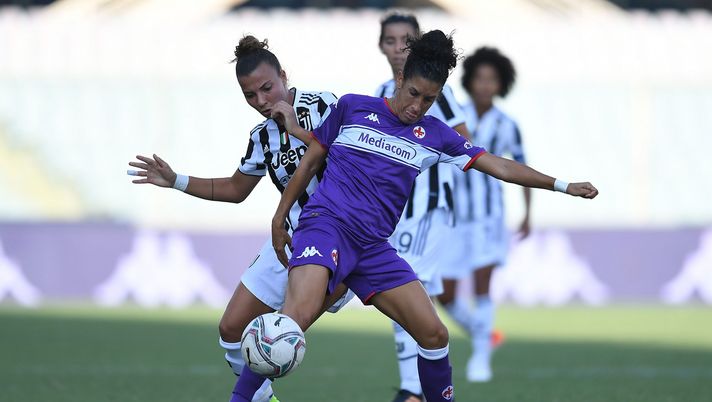 FLORENCE, ITALY - SEPTEMBER 05: Claudia Neto of ACF Fiorentina women competes for the ball with Arianna Caruso of Juventus women during the Women's Serie A match between ACF Fiorentina and Juventus at Artemio Franchi on September 05, 2021 in Florence, Italy. (Photo by Alessandro Sabattini/Getty Images) FLORENCE, ITALY - SEPTEMBER 05: Claudia Neto of ACF Fiorentina women competes for the ball with Arianna Caruso of Juventus women during the Women's Serie A match between ACF Fiorentina and Juventus at Artemio Franchi on September 05, 2021 in Florence, Italy. (Photo by Alessandro Sabattini/Getty Images)