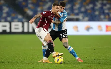  NAPLES, ITALY - DECEMBER 23: Adam Marusic of SS Lazio holds off Giovanni Di Lorenzo of S.S.C. Napoli during the Serie A match between SSC Napoli and Torino FC at Stadio Diego Armando Maradona on December 23, 2020 in Naples, Italy. Sporting stadiums around Italy remain under strict restrictions due to the Coronavirus Pandemic as Government social distancing laws prohibit fans inside venues resulting in games being played behind closed doors. (Photo by Francesco Pecoraro/Getty Images)