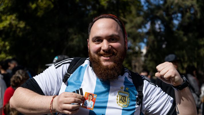 BUENOS AIRES, ARGENTINA - SEPTEMBER 24: A sticker collector holds his Lionel Messi Panini sticker at Rivadavia Park where people traditionally meet to exchange their spare stickers on September 24, 2022 in Buenos Aires, Argentina. Amid Panini World Cup sticker shortage, the Argentine government held meetings with representatives from the federation of kiosks and Panini manufacturer to solve the situation. (Photo by Tomas Cuesta/Getty Images) Argentina, il ministro del Lavoro: “Prima il Mondiale, poi penseremo all’inflazione…” - immagine 1