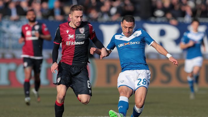 BRESCIA, ITALY - JANUARY 19: Romulo of Brescia Calcio is challenged by Marko Rog of Cagliari Calcio during the Serie A match between Brescia Calcio and Cagliari Calcio at Stadio Mario Rigamonti on January 19, 2020 in Brescia, Italy. (Photo by Emilio Andreoli/Getty Images) BRESCIA, ITALY - JANUARY 19: Romulo of Brescia Calcio is challenged by Marko Rog of Cagliari Calcio during the Serie A match between Brescia Calcio and Cagliari Calcio at Stadio Mario Rigamonti on January 19, 2020 in Brescia, Italy. (Photo by Emilio Andreoli/Getty Images)